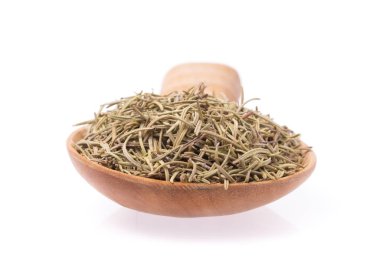 Kepçedeki kurutulmuş biberiye beyaz arka planda izole edildi