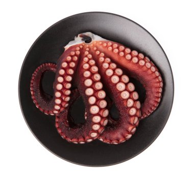 Beyaz arkaplanda izole edilmiş tabağın üzerindeki mürekkep balığı dokunaçlarının güzelliği