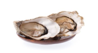 Taze istiridyenin yarısı beyaz arka planda izole edilmiş bir ahşap tabakta.