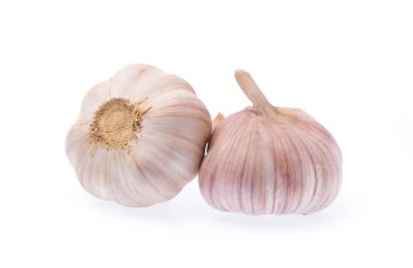 Beyaz arkaplanda sarımsak izole edilmiş.