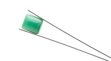 Yeşil taştan yeşil boncuklar beyaz arkaplanda izole edilmiş..