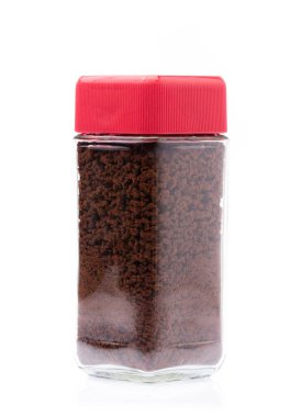 Beyaz arka planda izole edilmiş kahve tozu şişesi.