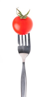 Beyaz arkaplanda taze domatesli çatal