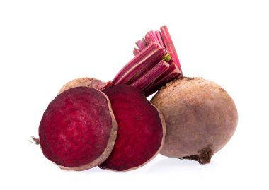 Beyaz arka plan üzerinde izole kırmızı pancar dilim