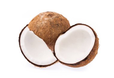 Eski kırık parçalar halinde ve beyaz arka plan üzerinde yığılmış organik hindistan cevizi meyve hindistancevizi brown