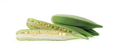 Beyaz arka planda izole edilmiş taze bamya dilimleri.