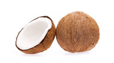 Eski kırık parçalar halinde ve beyaz arka plan üzerinde yığılmış organik hindistan cevizi meyve hindistancevizi brown