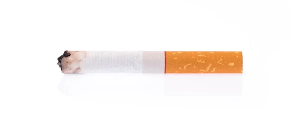 在白色背景上隔离的燃烧香烟 — 图库照片
