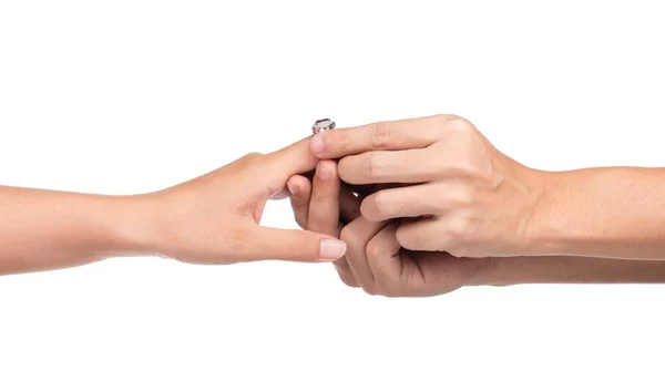 Man Putting Verlovingsring Vrouw Hand Isoleren Witte Achtergrond — Stockfoto