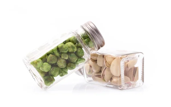 Fles Groene Bonen Snacks Pistachenoten Geïsoleerd Witte Achtergrond — Stockfoto