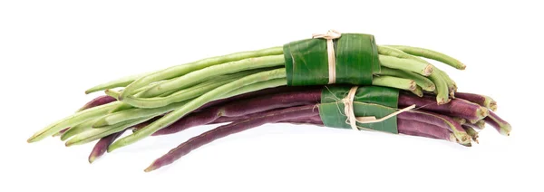 Violette Und Grüne Bohne Isoliert Auf Weißem Hintergrund — Stockfoto