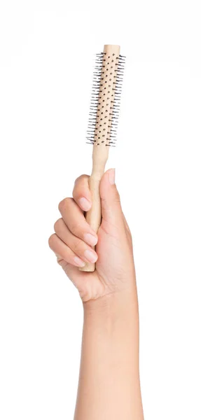 Mão Segurando Madeira Cabelo Pente Isolado Fundo Branco — Fotografia de Stock