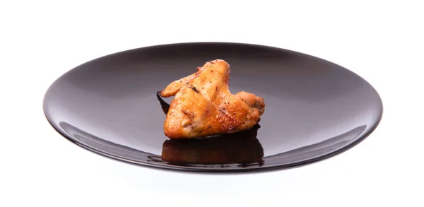 Siyah Tabakta Kızarmış Tavuk Kanadı Beyaz Arka Planda Izole Edilmiş — Stok fotoğraf