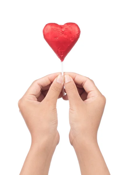 Beyaz Arka Planda Izole Edilmiş Kırmızı Folyoya Sarılı Çikolata Kalp — Stok fotoğraf