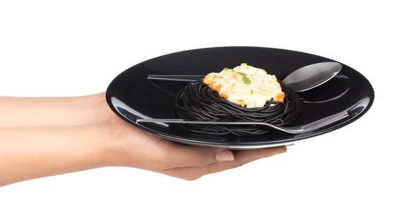 Mão Segurando Preto Espaguete Carbonara Placa Isolada Fundo Branco — Fotografia de Stock