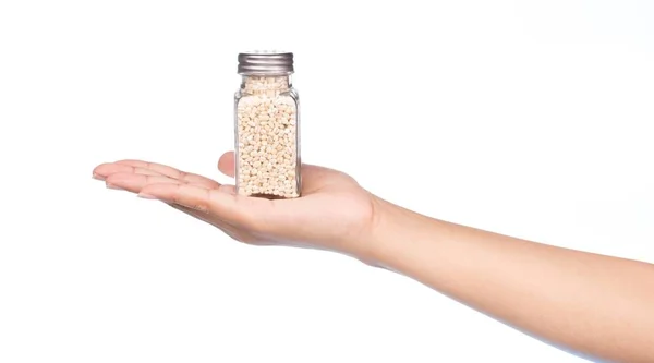 Mano Sosteniendo Botella Arroz Cebada Aislado Sobre Fondo Blanco — Foto de Stock