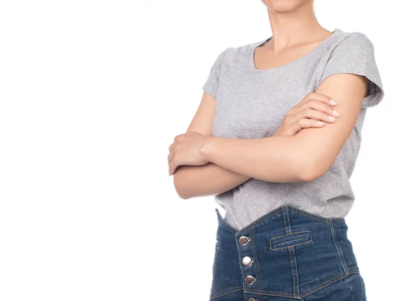 穿着空白灰色T恤的女人 牛仔裤交叉双臂 与白色背景隔离 — 图库照片
