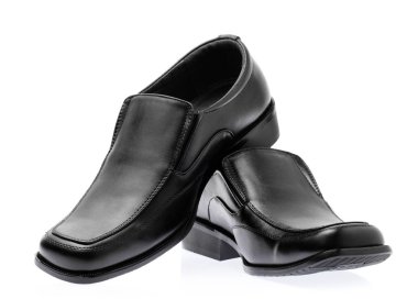 Beyaz arka plan üzerinde yarı resmi erkekler siyah deri ayakkabı