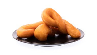 Kızarmış hamur çubuğu tabağı beyaz arkaplanda izole edilmiş..