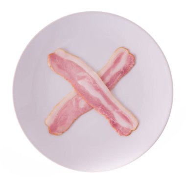 Beyaz arka planda izole edilmiş tabakta çiğ domuz pastırması