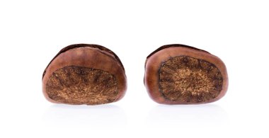 Kestaneler beyaz arkaplanda izole edilmiş