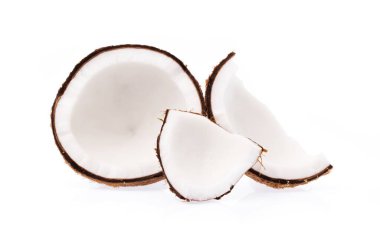 Eski kırık parçalar halinde ve beyaz arka plan üzerinde yığılmış organik hindistan cevizi meyve hindistancevizi brown