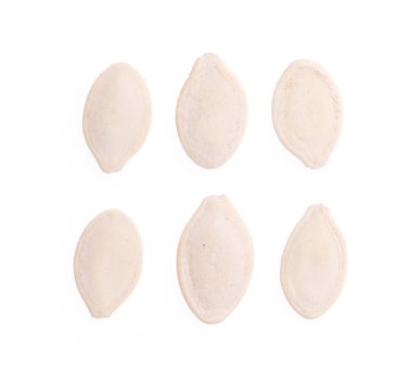 Beyaz arkaplanda izole edilmiş kabak tohumları