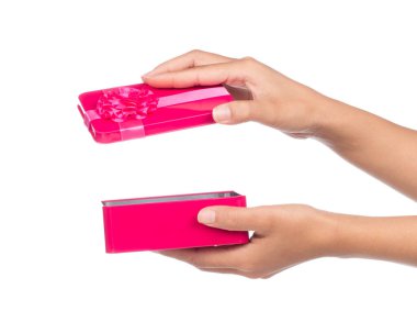 El ele tutuşan pembe hediye kutusu beyaz arka planda izole