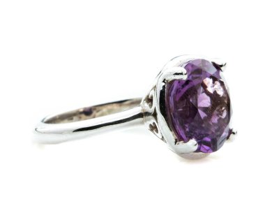 Beyaz arkaplanda ametist halkasının güzelliği