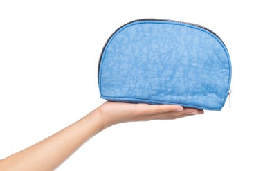 Beyaz arkaplanda el ele tutuşan kozmetik çanta