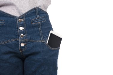 Cep telefonu mavi kot pantolon ve gri tişört cebinde, beyaz arka planda izole edilmiş.