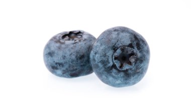 Beyaz arka plan üzerinde izole yaban mersini meyve