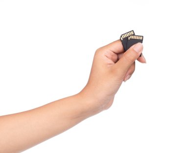 Beyaz arkaplanda siyah Sd hafıza kartını tutan el.