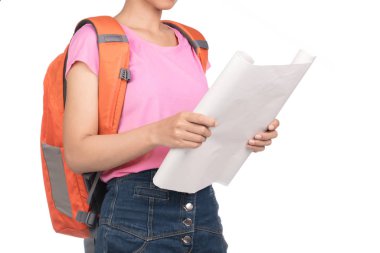 Boş pembe tişört giyen kadın, sırt çantalı kot pantolon ve beyaz arkaplandan izole edilmiş harita..