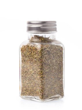 Beyaz arka planda izole edilmiş kekik çeşnisi şişesi.