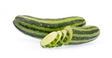 Beyaz arka plan üzerinde izole salatalık dilim