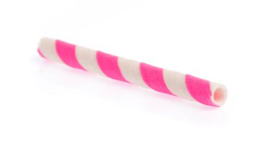 Beyaz arkaplanda izole edilmiş çilek dolu çizgili gofret ruloları