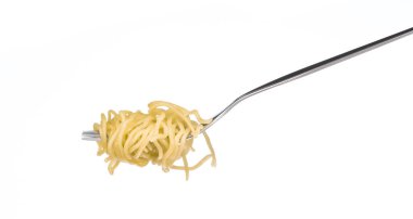 Beyaz arka planda izole edilmiş bir çatal üzerinde Çin vermicelli.