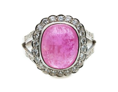 Beyaz arkaplanda pembe yakut yüzük