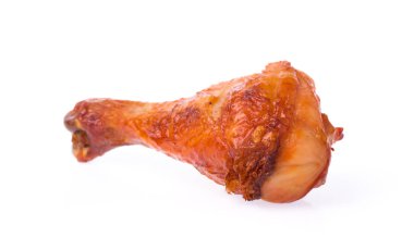 Beyaz arka plan üzerinde izole kızarmış tavuk budu