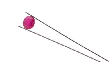 Beyaz arkaplanda izole edilmiş pembe safir.