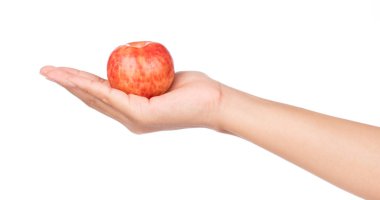 El ele tutuşan kırmızı erik beyaz arkaplanda izole.