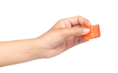 Beyaz arka planda soyutlanmış çiğ somon balığı bifteği.