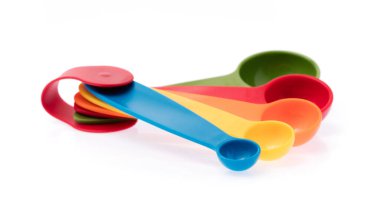 Beyaz arkaplanda izole edilmiş renkli ölçüm kaşıkları