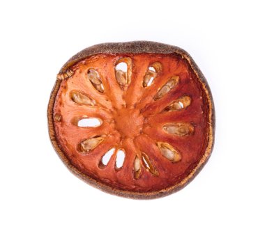 Kurumuş balya meyvesi, beyaz arka planda izole edilmiş ayva dilimleri.