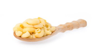 Beyaz arka planda izole edilmiş kepçe içinde makarna.