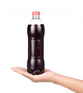 Kola plastik şişesi beyaz arka planda izole edilmiş karbonatlı bir meşrubattır.