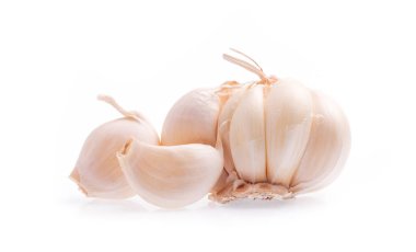 Beyaz arkaplanda sarımsak izole edilmiş.