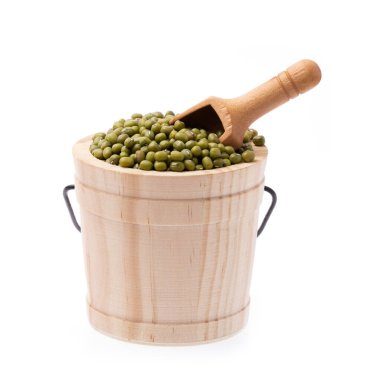 Beyaz arka planda izole edilmiş yeşil fasulye fıçısı.