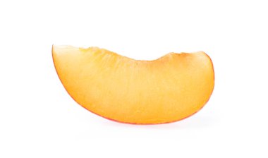 Beyaz arkaplanda izole edilmiş olgun yakut erik meyvesi